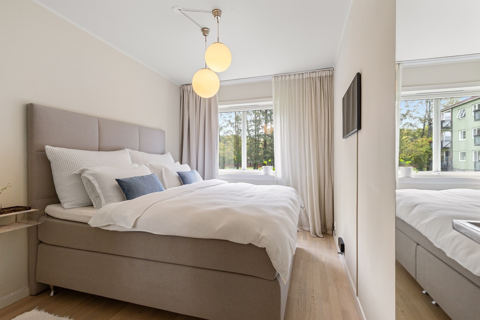 Et garderobeskap sørger for god oppbevaringsplass på hovedsoverommet. Galleribilde