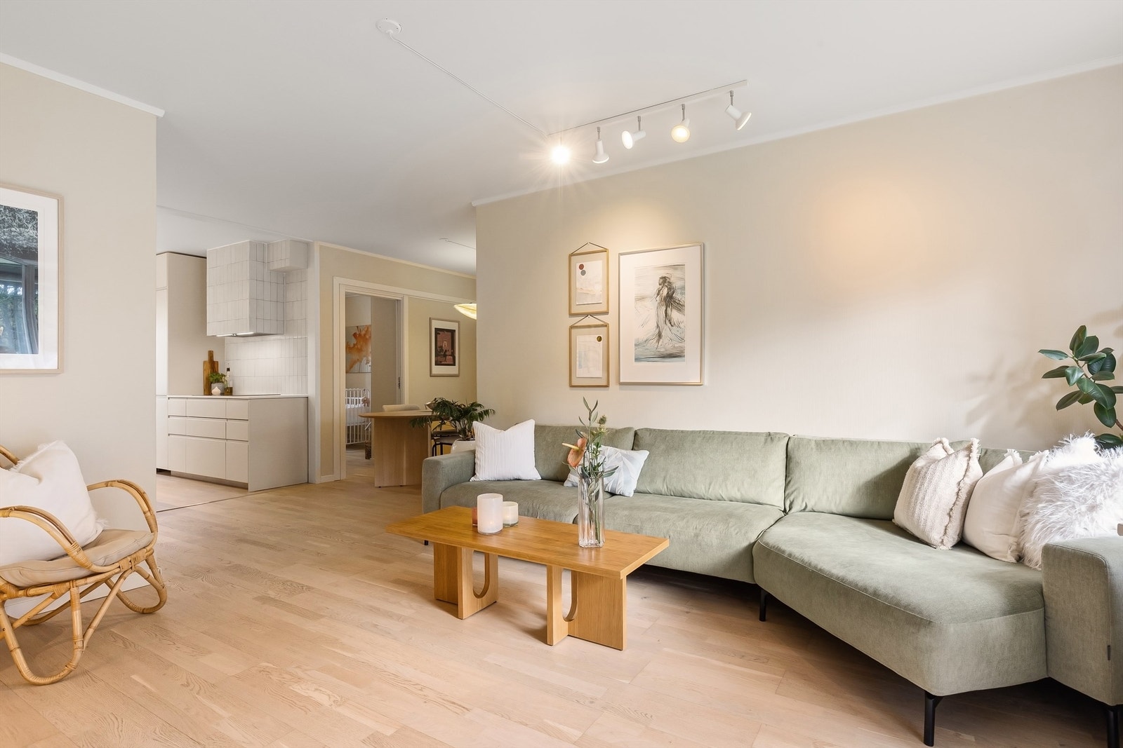 Gjennomgående parkett på gulv i stue, kjøkken og soverom skaper en helhetlig følelse. Galleribilde