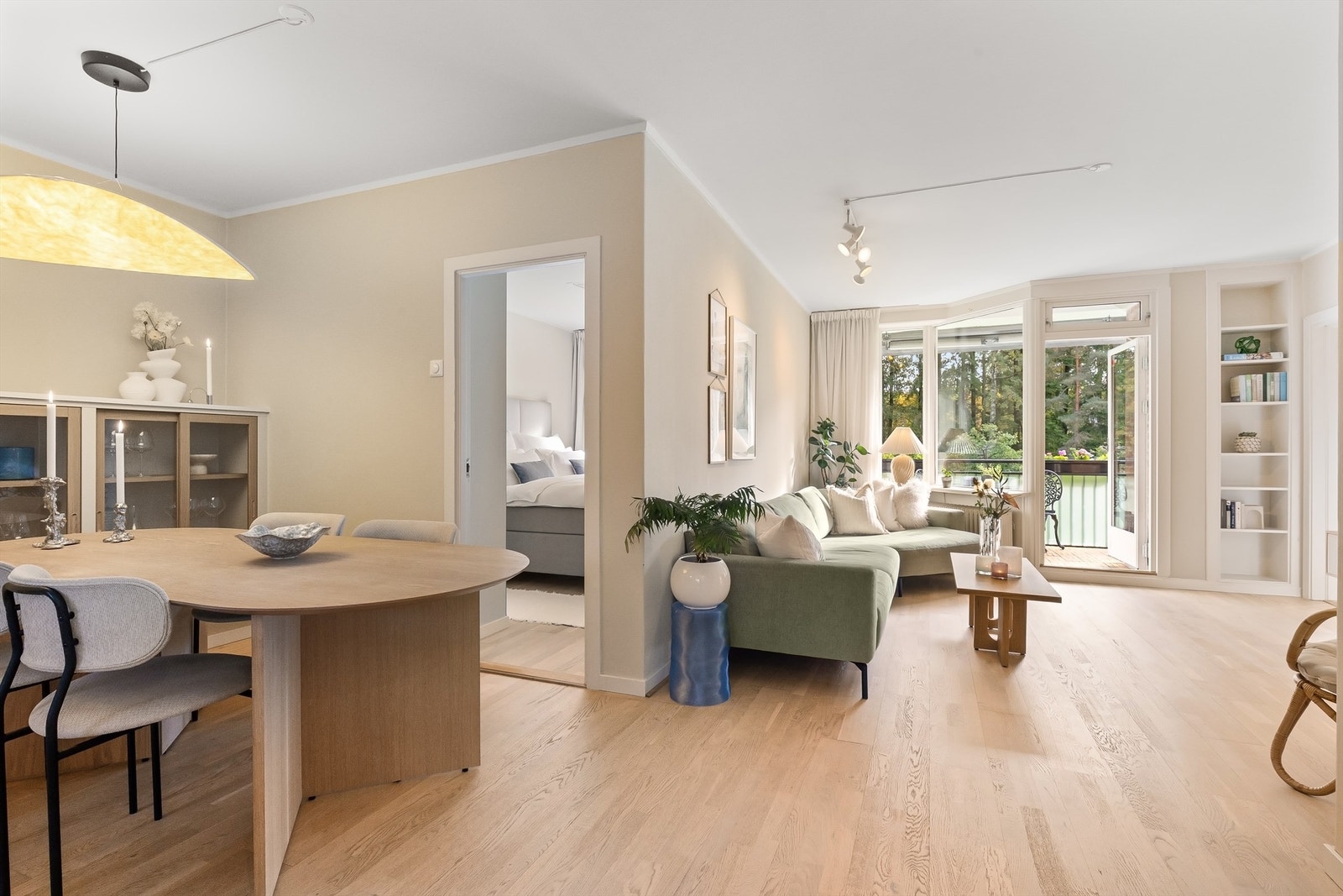 Fra stuen er det utgang til en sydvendt balkongen som har trapp med direkte adkomst til store, grønne fellesarealer. Galleribilde