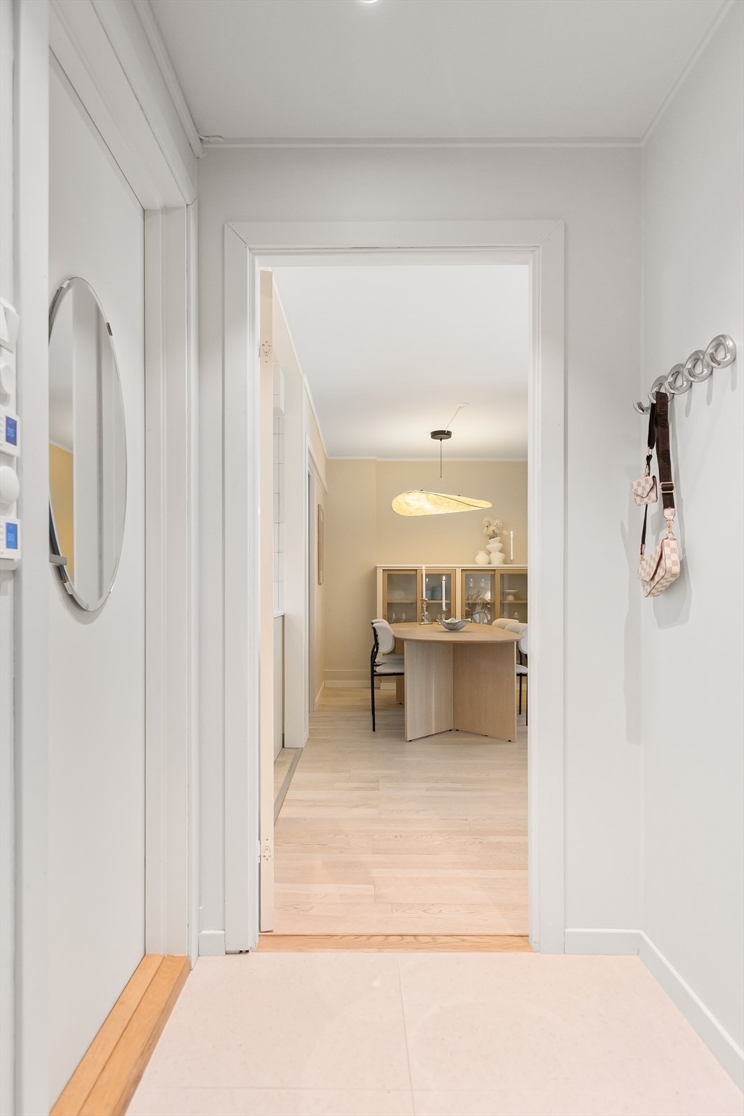 Innbydende entré med flislagt gulv og behagelig gulvvarme. Galleribilde