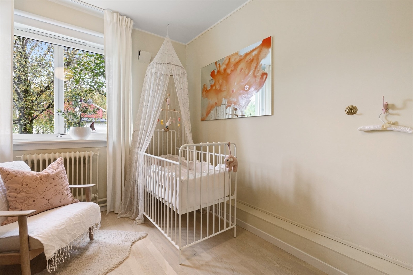 Leilighetens andre soverom egner seg godt som barnerom eller gjesterom. Galleribilde