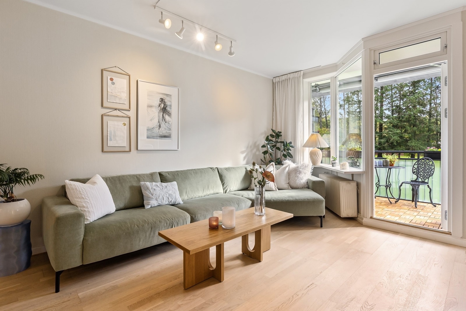 Store vindusflater slipper inn rikelig med dagslys. Galleribilde