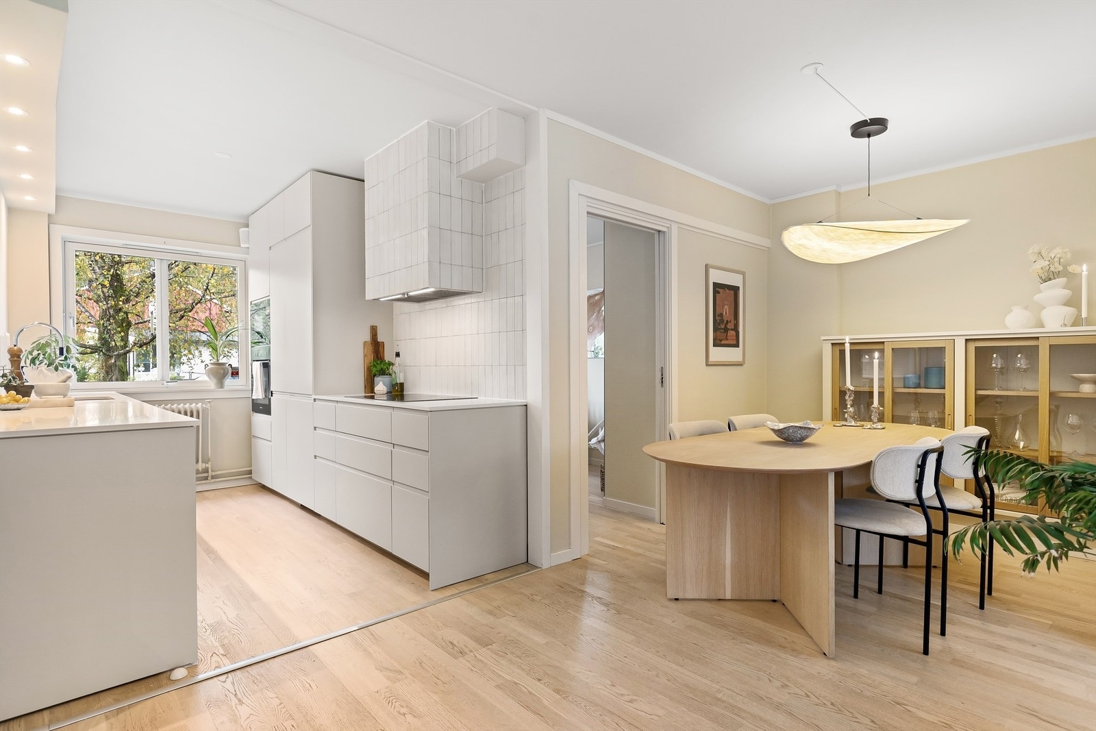 Det moderne kjøkkenet fra 2021 har en praktisk og arealeffektiv utforming. Galleribilde