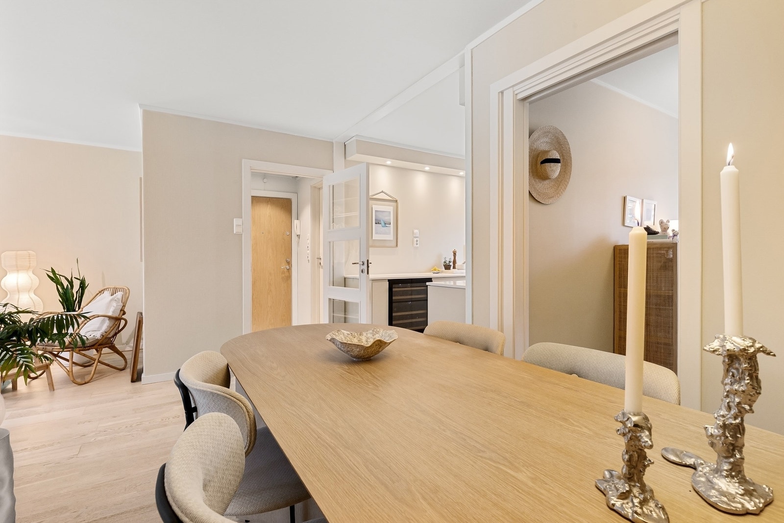 Fra spisestuen har man god oversikt over de sosiale sonene i leiligheten. Galleribilde