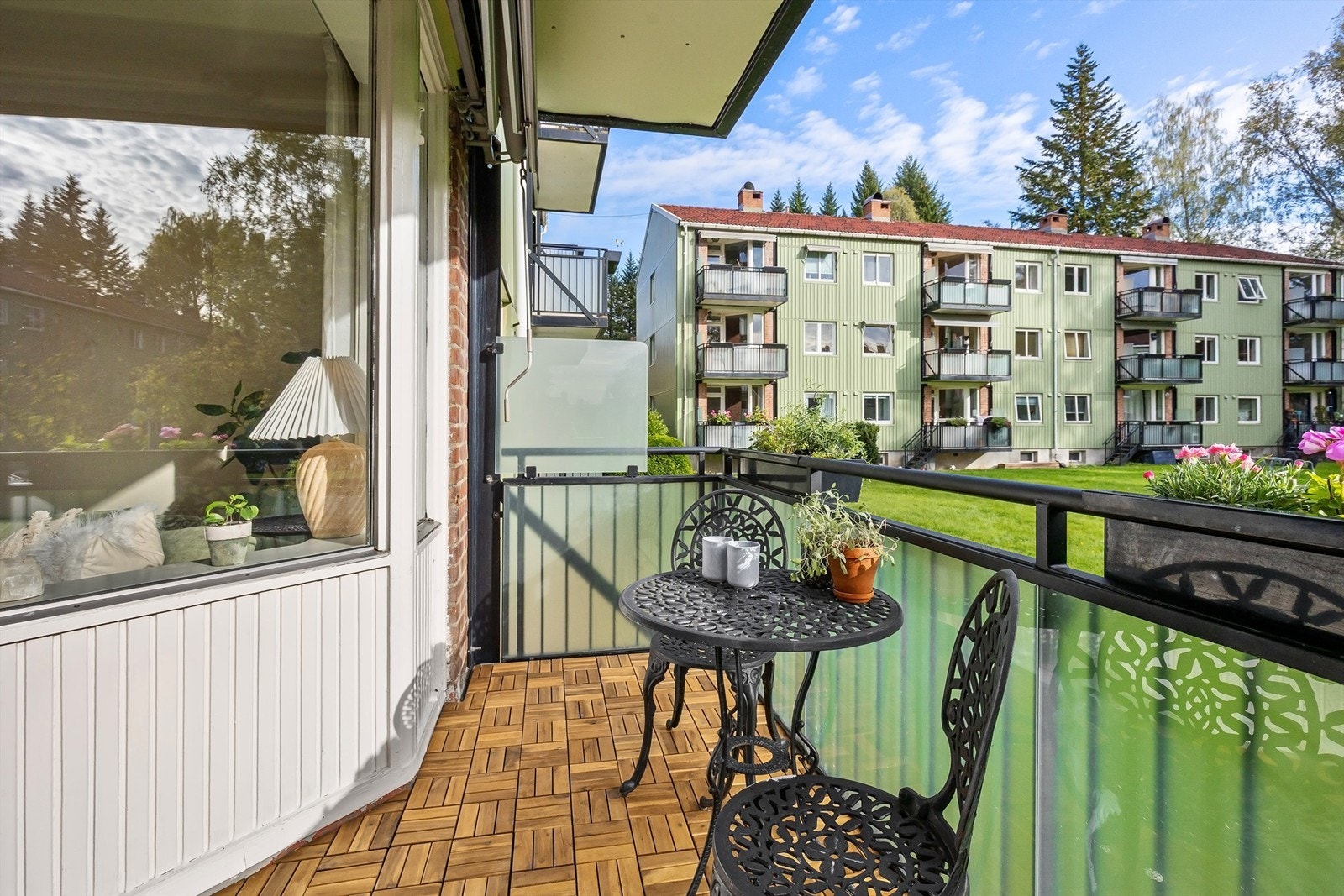 Balkongen har plass til en sittegruppe og vender ut mot de rolige fellesarealene. Galleribilde