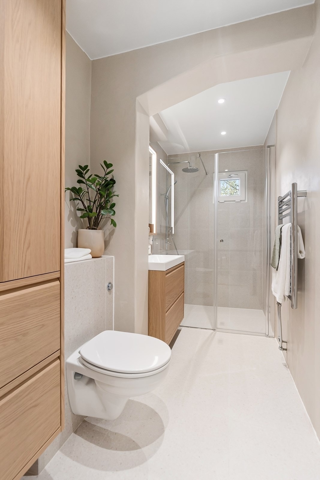 Badet har en kombinasjon av fliser og microsement, samt gulvvarme for ekstra komfort. Galleribilde