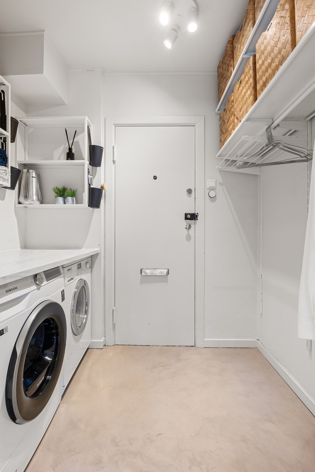 Leiligheten har et separat og praktisk vaskerom med gulvvarme. Galleribilde