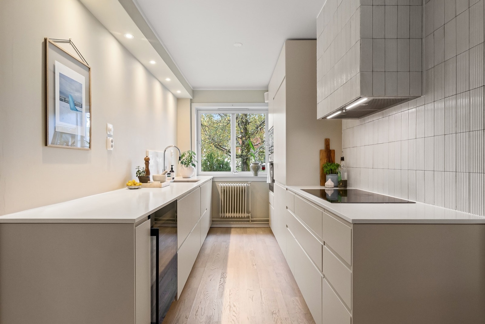 Innredningen har glatte fronter og slitesterke benkeplater i kompositt. Galleribilde