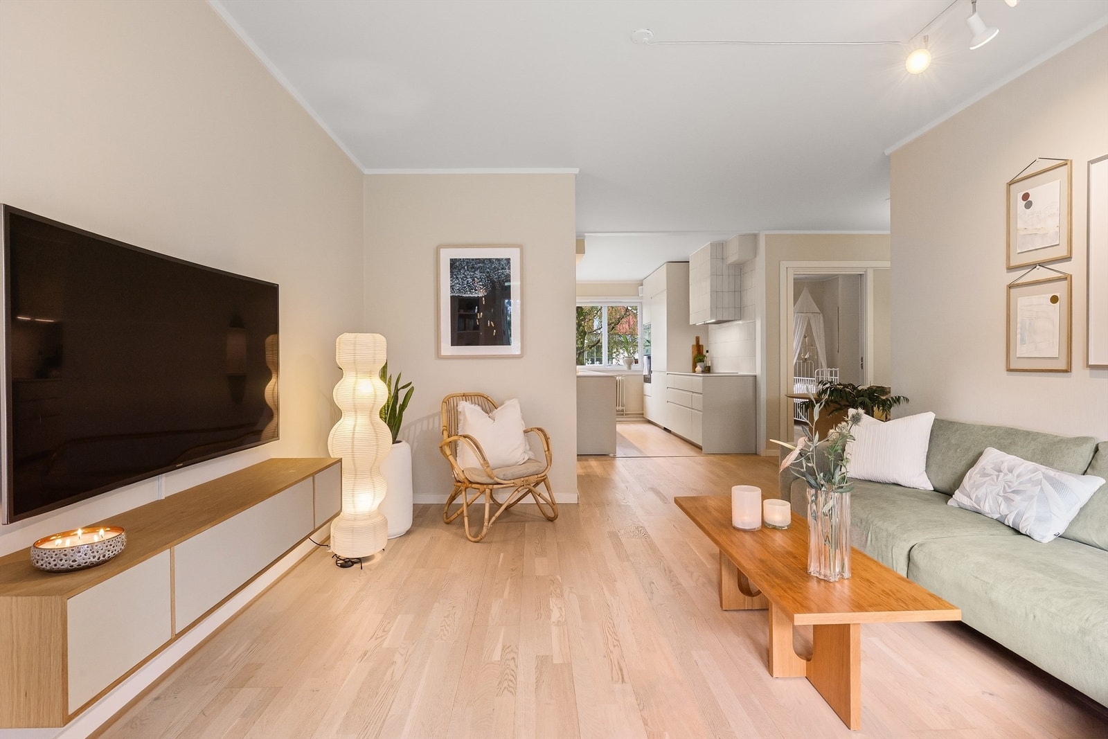 Den åpne løsningen gir en luftig og sosial atmosfære i leilighetens hovedrom. Galleribilde