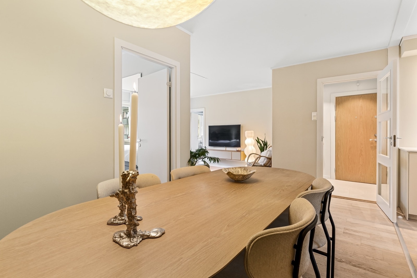 En dør med glassfelt mellom gang og spisestue bidrar med ekstra lys. Galleribilde