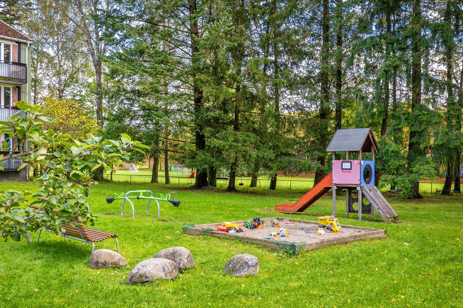 Store, bilfrie fellesarealer med lekeplass gjør området svært barnevennlig. Galleribilde