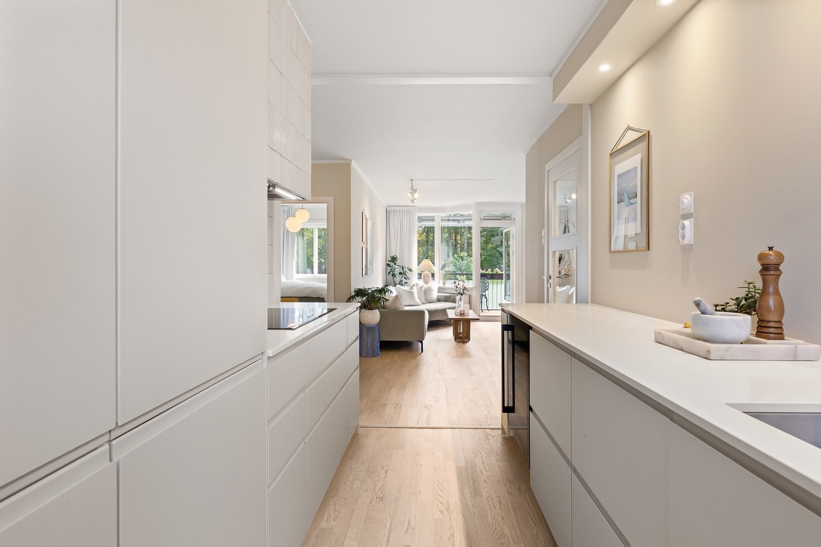 Fra kjøkkenet har man en åpen siktlinje gjennom stuen og ut mot balkongen. Galleribilde