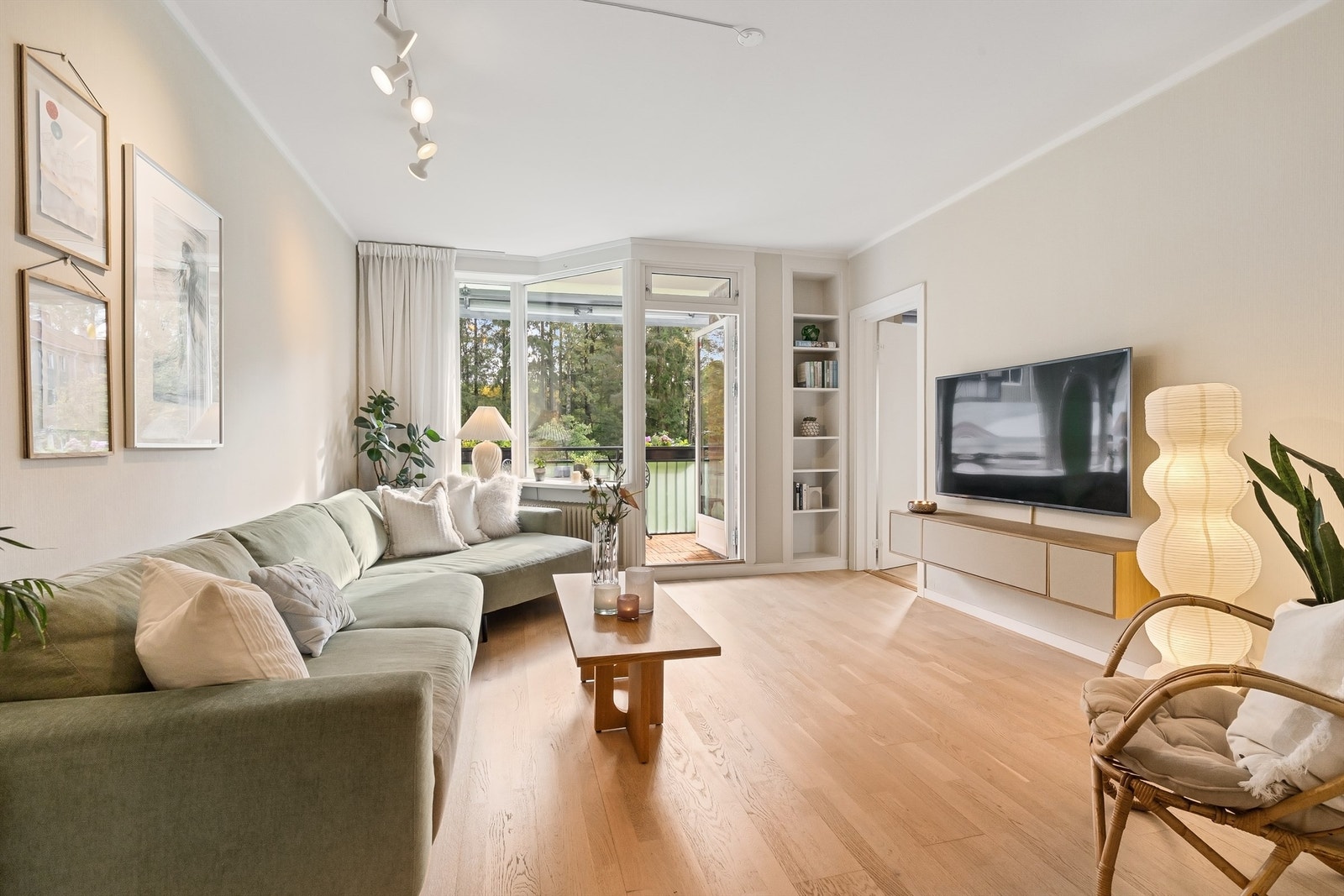 Stuen er et lyst og sosialt rom, med god plass til sofagruppe og direkte utgang til balkongen. Galleribilde