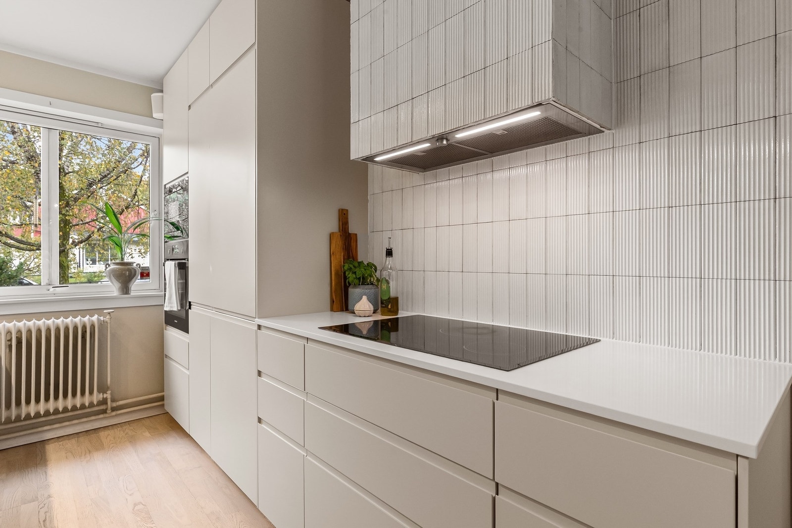 Alle hvitevarer er integrerte, inkludert stekeovn og nedfelt platetopp. Galleribilde