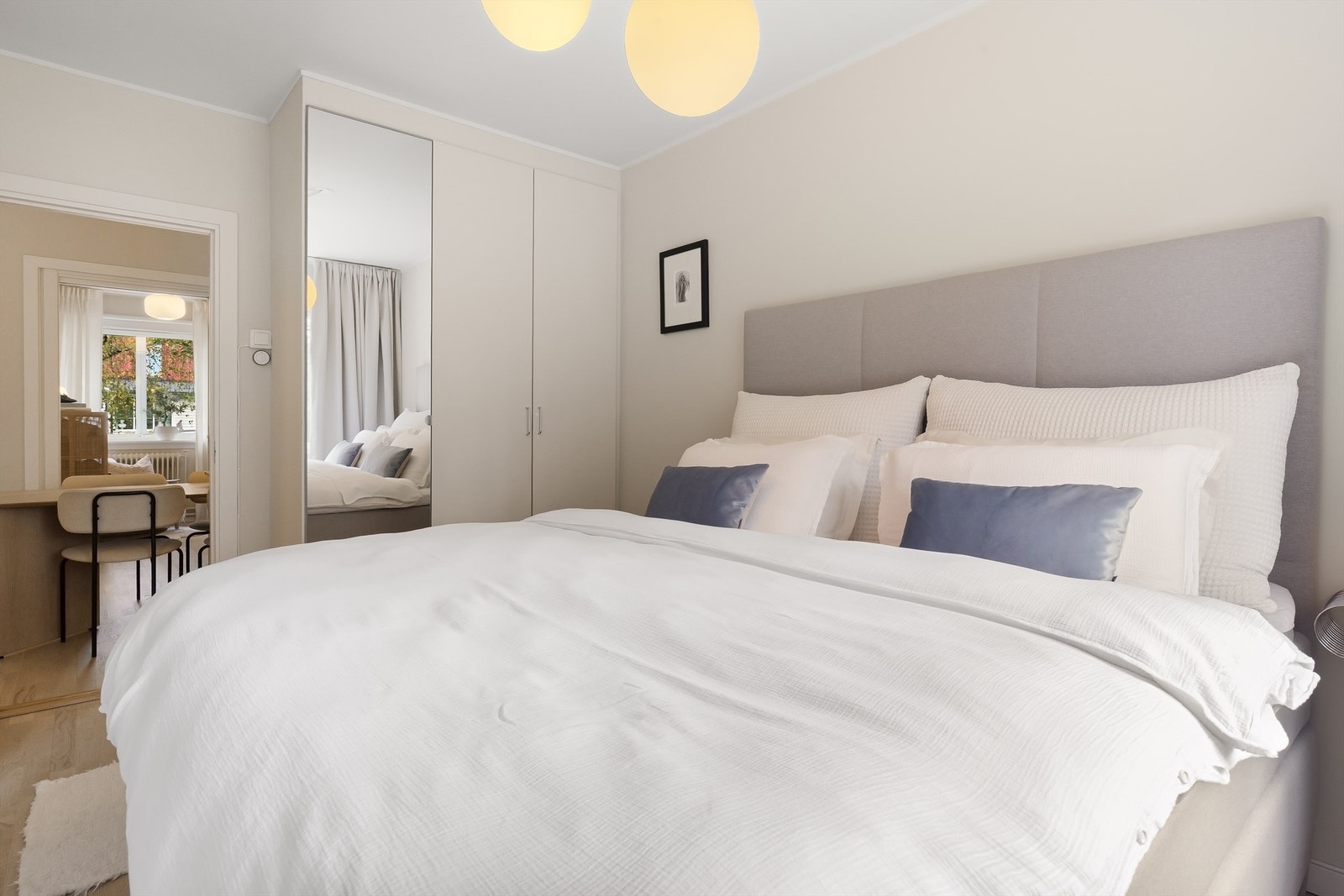 Leiligheten har tre soverom. Hovedsoverommet er romslig med plass til dobbeltseng. Galleribilde