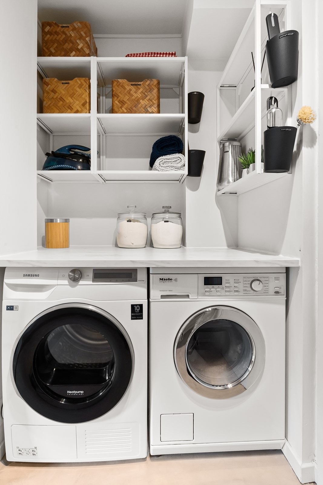 Rommet har opplegg for vaskesøyle og gode, plassbygde oppbevaringsløsninger. Galleribilde