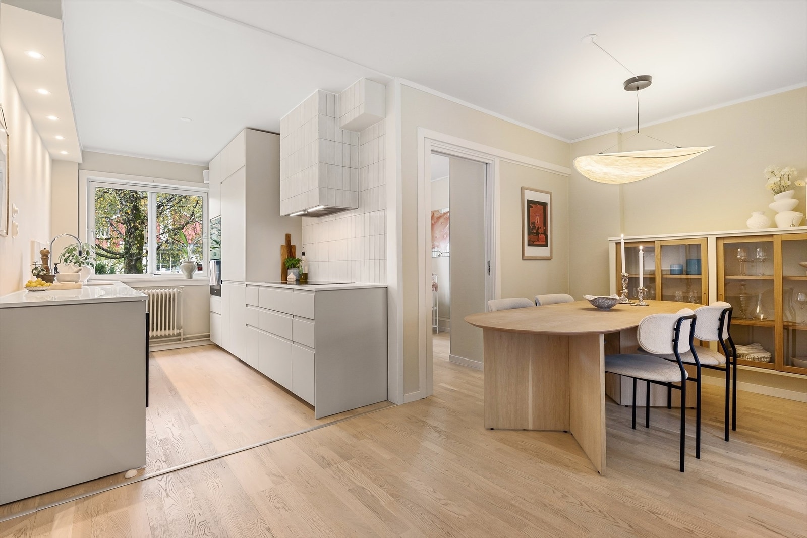 En lys og attraktiv 4-roms selveierleilighet med gjennomgående god standard. Galleribilde