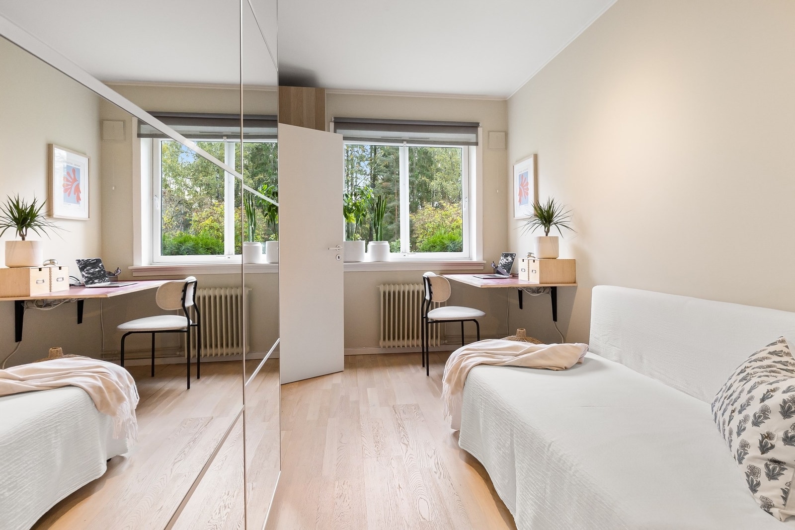 Det tredje soverommet har en stor skyvedørsgarderobe med speilfronter. Galleribilde