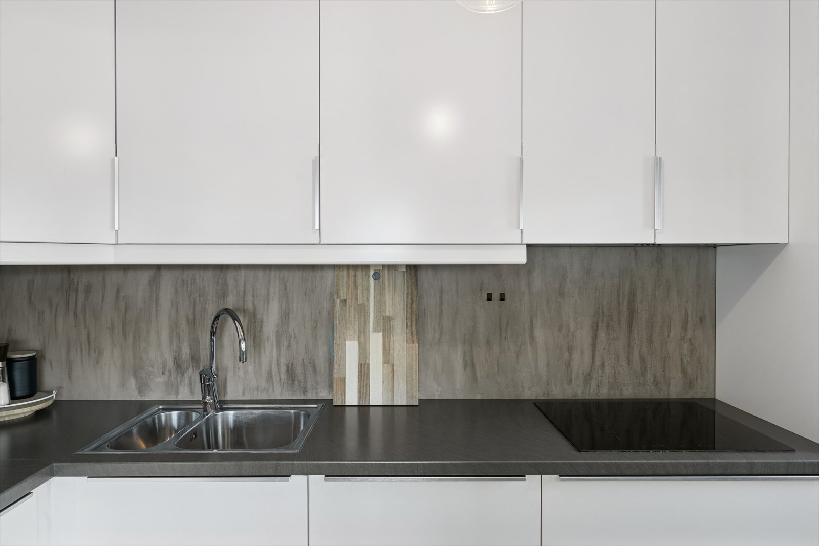 Innredningen er fra 2013 som har glatte hvite fronter og mørk laminat benkeplate. Galleribilde