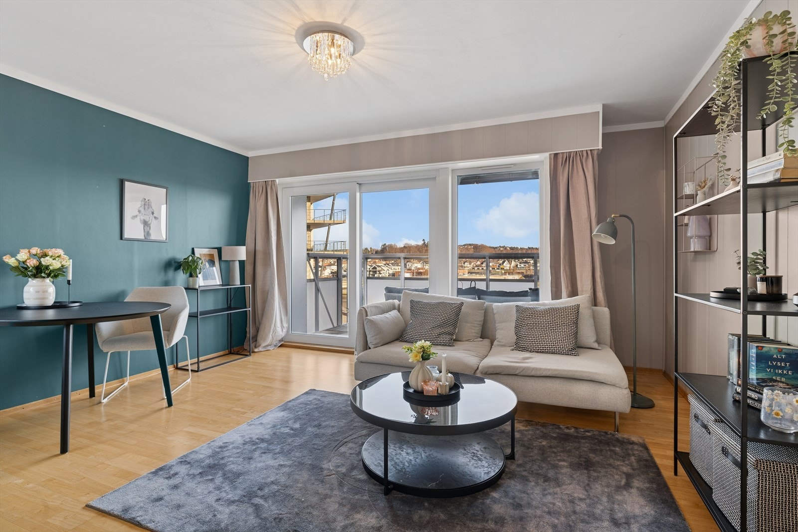 Her er flere store vindusflater som slipper inn mye naturlig lys og skaper en god atmosfære i rommet. Galleribilde