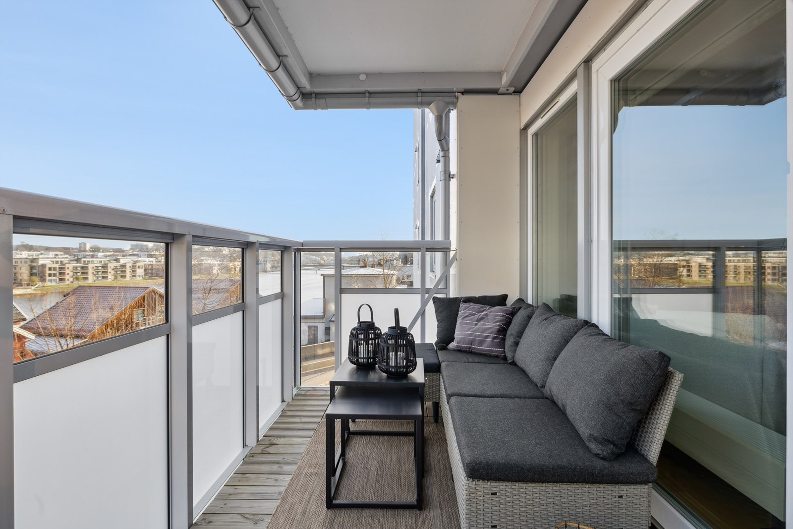 Her er det plass til hagemøbler og blomsterkrukker. Galleribilde