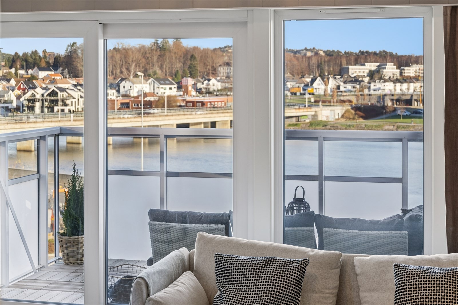 Utsikten over Otra kan fint nytes også fra sofakroken. Galleribilde