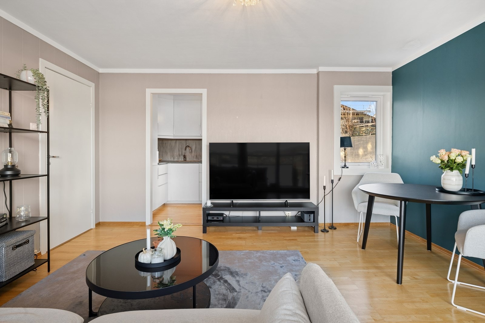 Leiligheten er holdt i lyse og tidsriktige farger og parkett på gulvene. Galleribilde