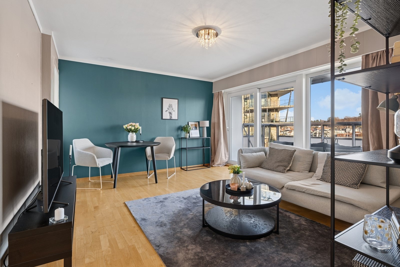 Stuen er møbleringsvennlig med plass til sofagruppe, TV-møblement og spisebord. Galleribilde