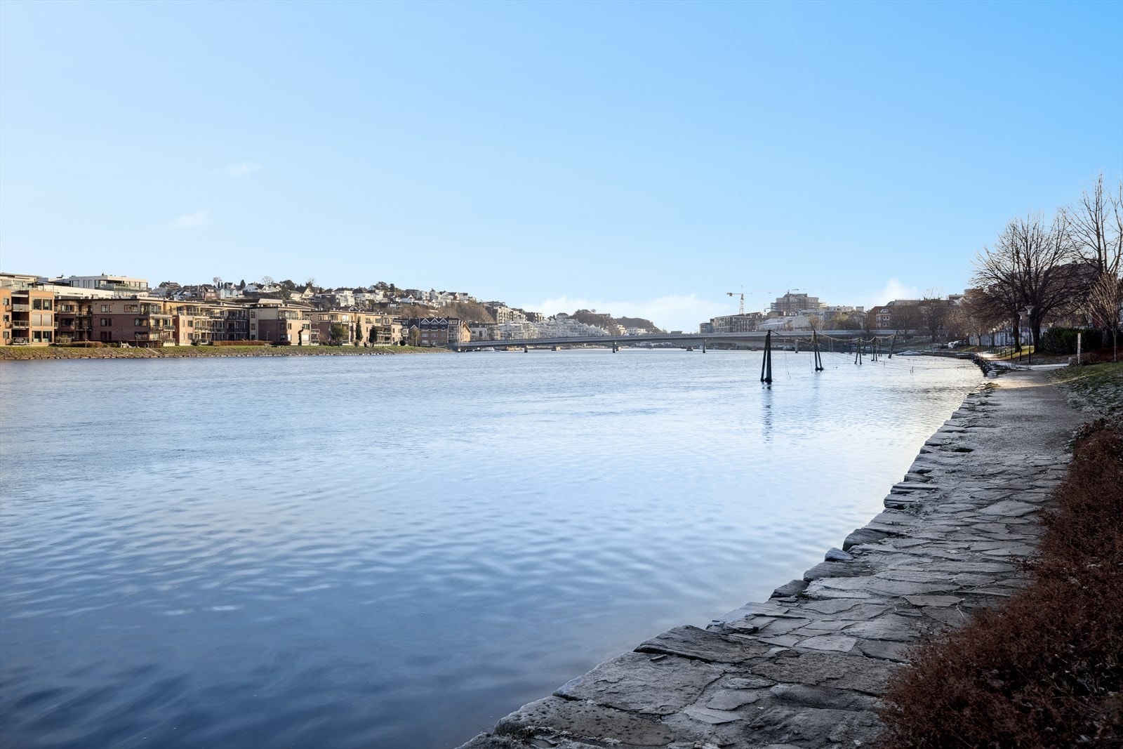 Langs elva er det en fin tursti som ledere ned til Bystranda. Galleribilde