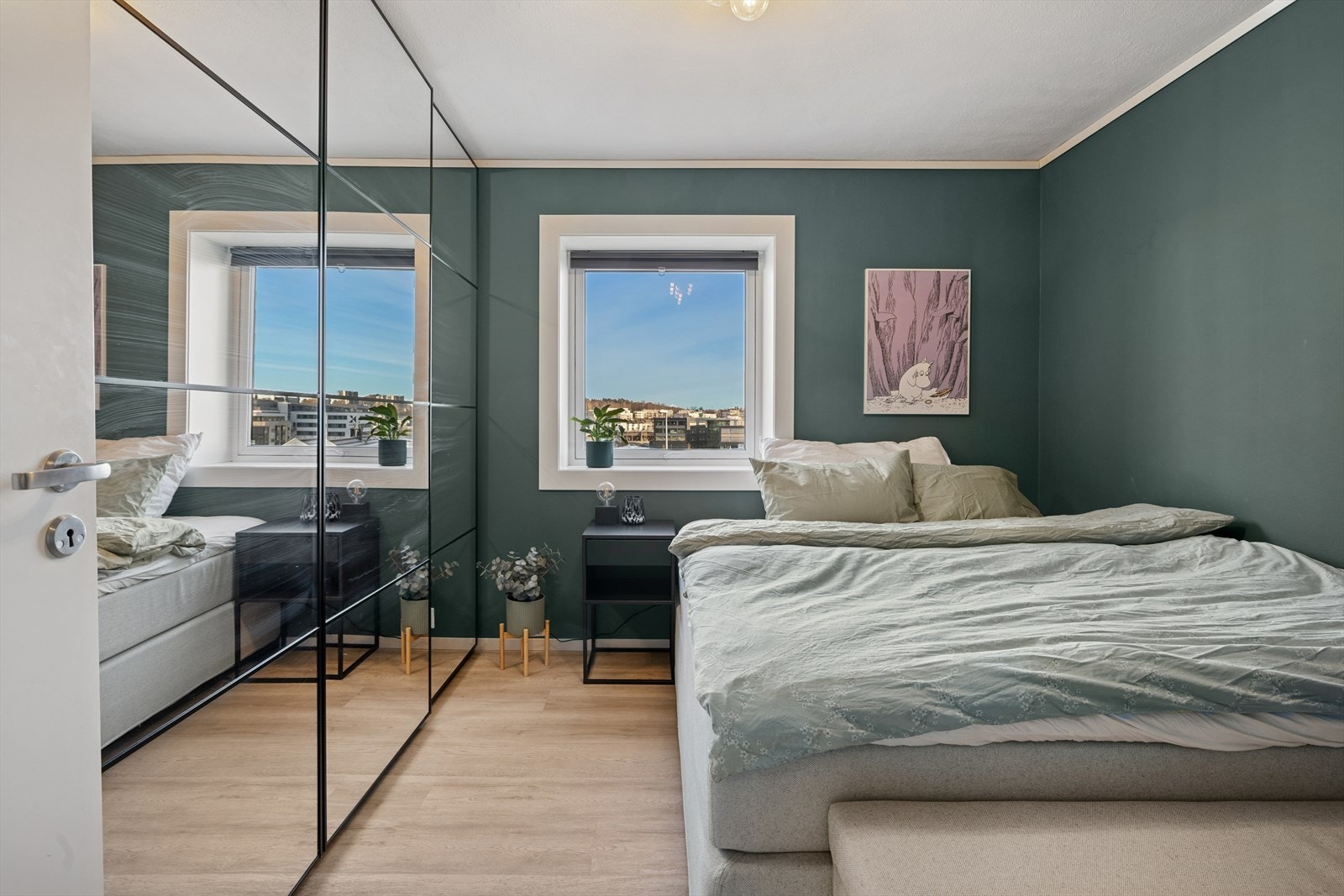 Videre byr leiligheten på ett romslig soverom som har plass til dobbeltseng og tilhørende møblement. Galleribilde