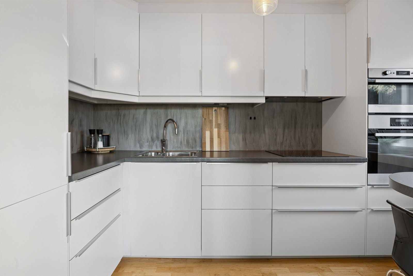 Det er montert komfyrvakt og vannstopp for økt sikkerhet. Varmtvannsberederen er plassert under kjøkkenbenken, også denne med tilkoblet vannstopp. Galleribilde