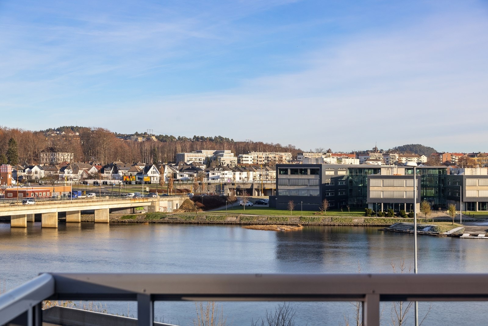 Fra leiligheten er det kort avstand til blant annet UiA, fine naturområder i Baneheia året rundt og strandliv på Bystranda. Galleribilde