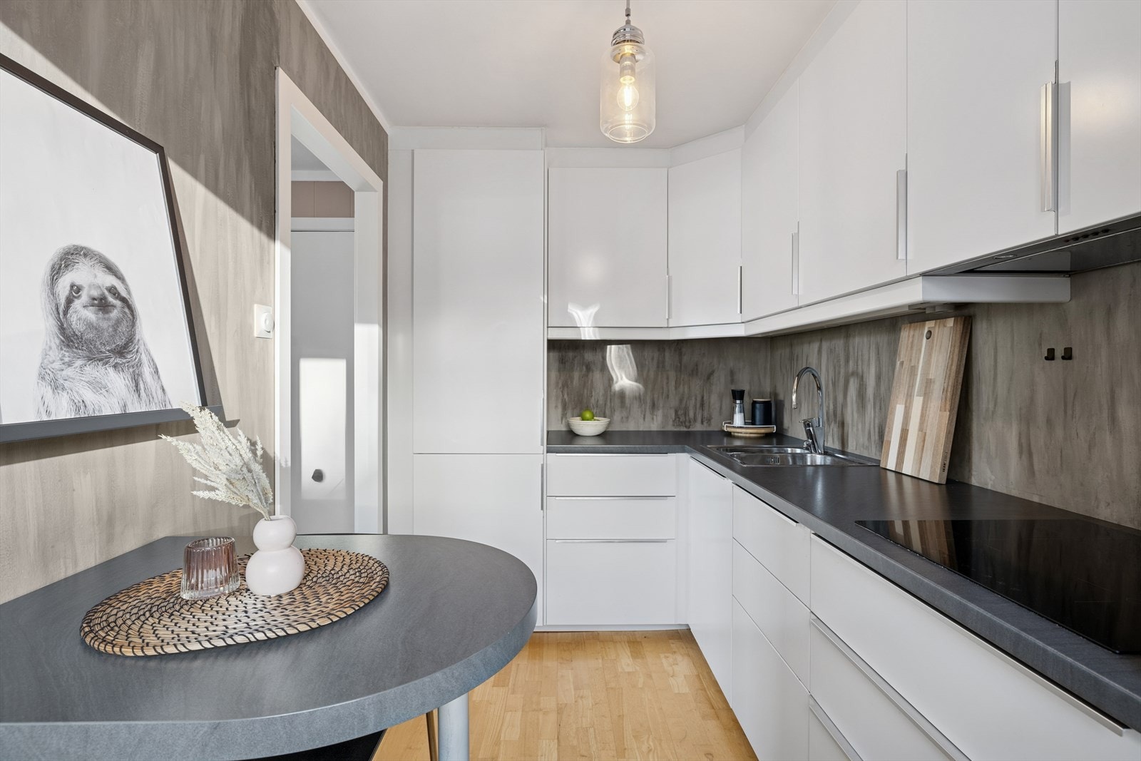 Kjøkkenet er innredet i en praktisk form og har godt med både skap- og benkeplass. Galleribilde