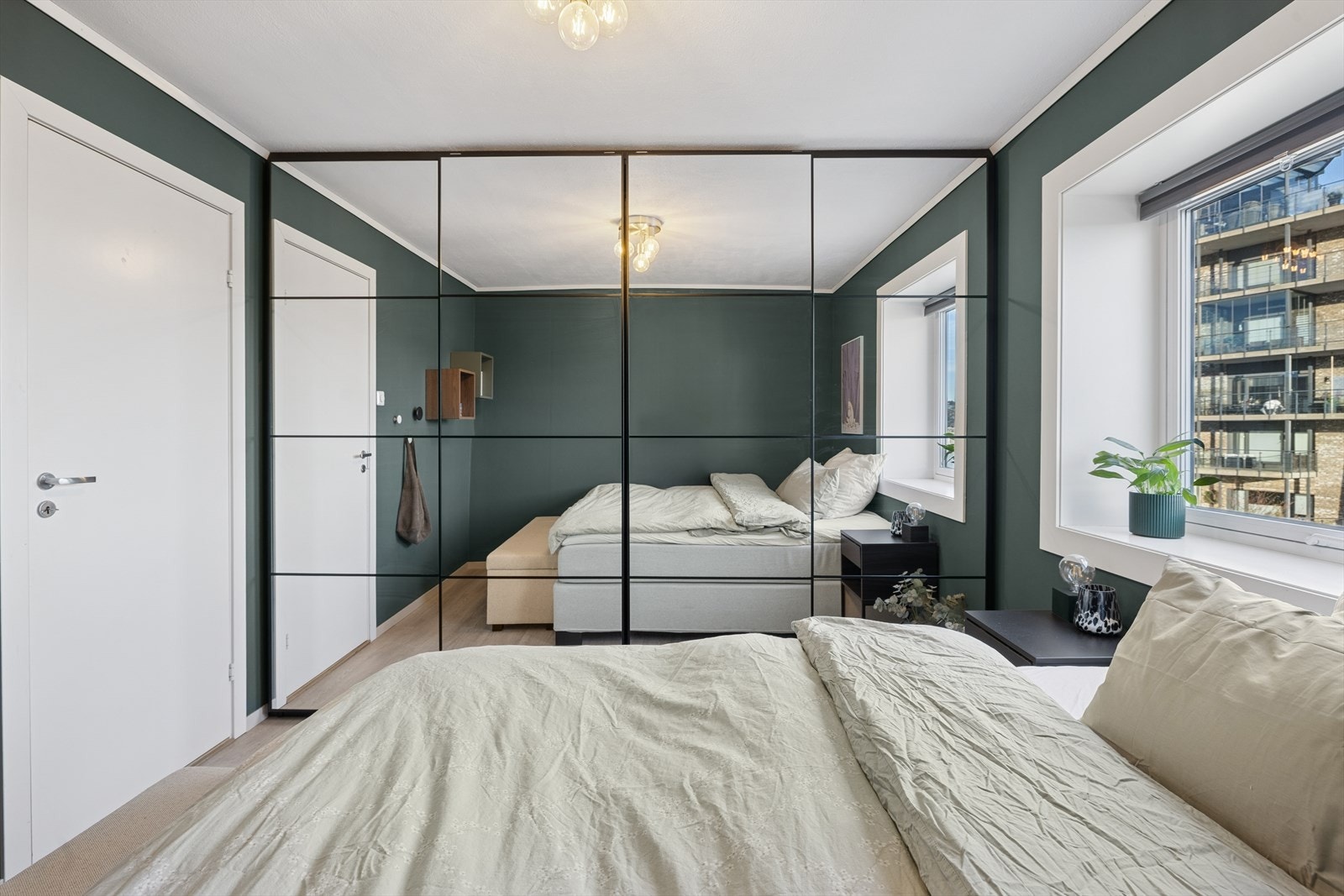 Lang hele den ene veggen er det et stor skyvedørsgarderobe med god oppbevaringsplass. Galleribilde