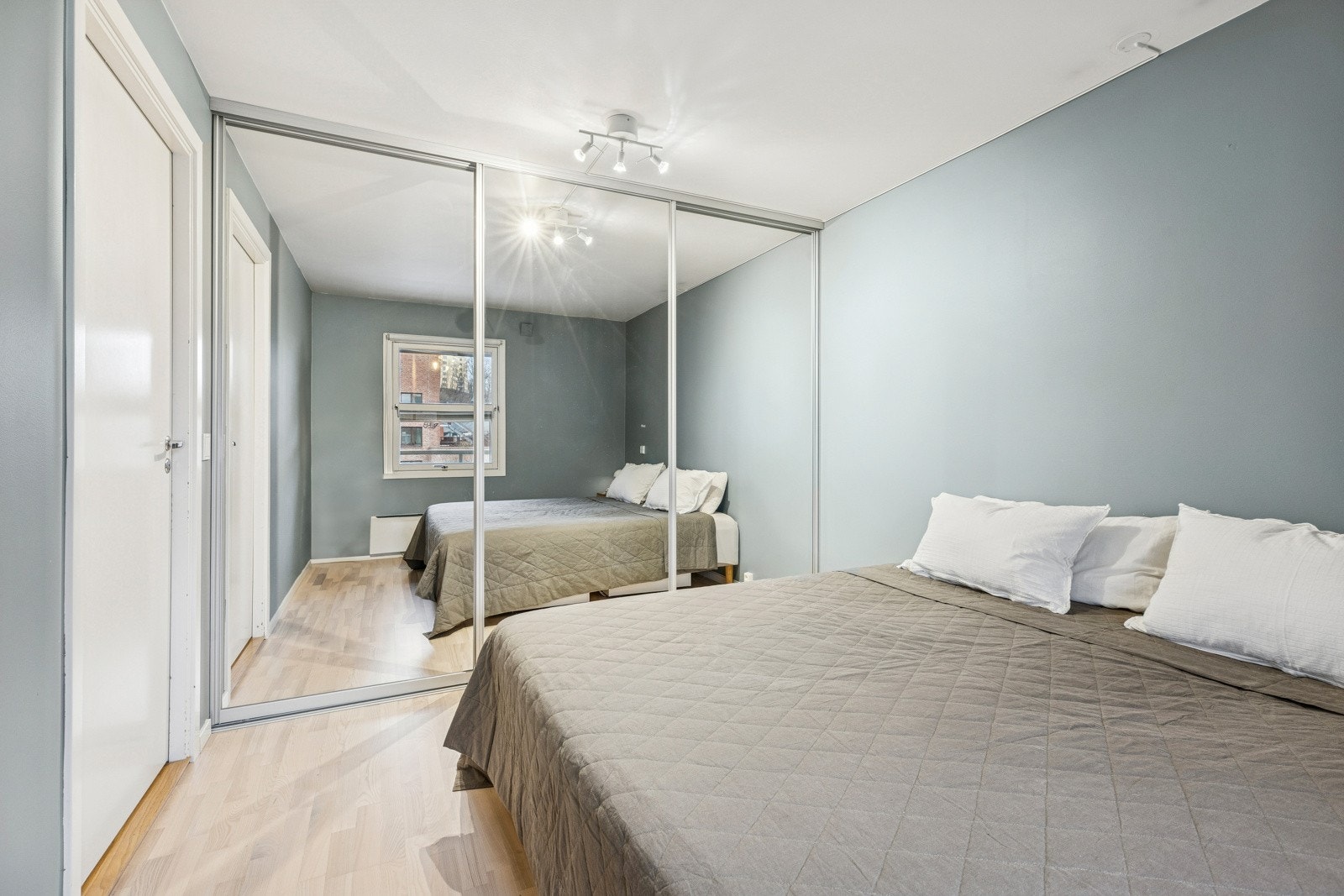 Rikelig med skap på soverommet Galleribilde