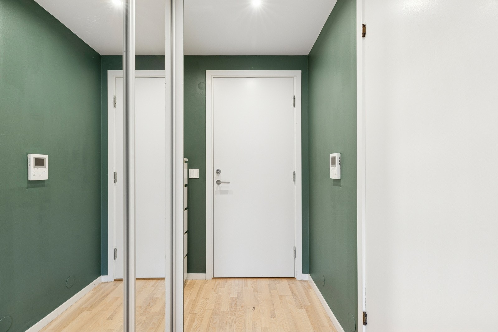 Entré med skyvegarderobe og videotelefon Galleribilde