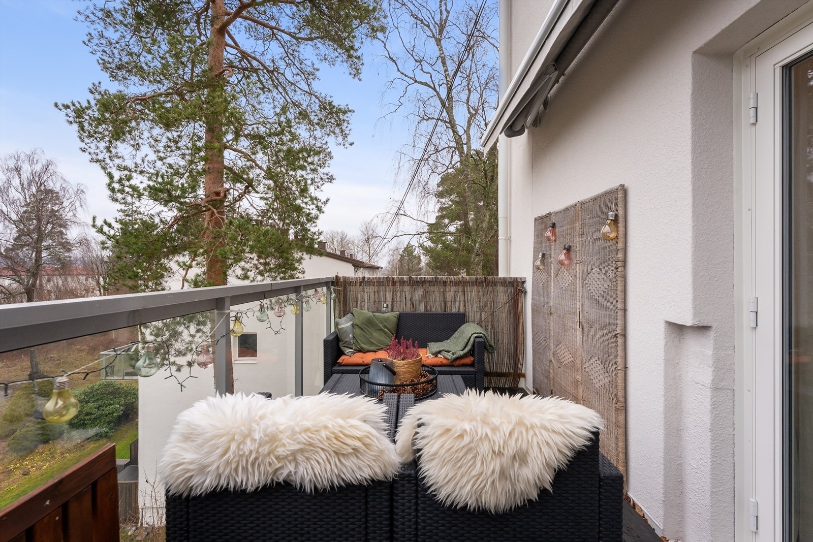 Balkongen har god plass til en sittegruppe for å nyte ettermiddagssolen. Galleribilde