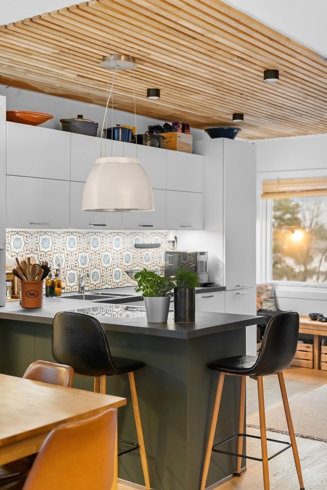 Kjøkkenet er utstyrt med en himmelsvevende ventilator og komfyrvakt for økt sikkerhet. Galleribilde