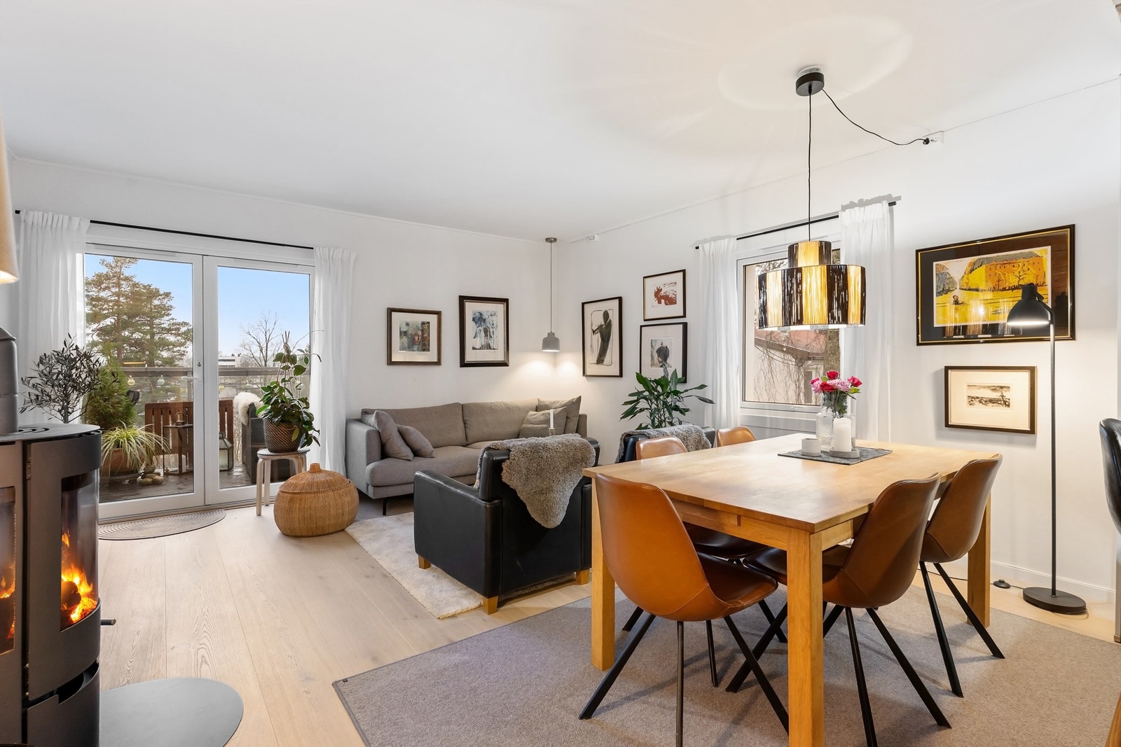 Hovedetasjen har en romslig stue med plass til både sofagruppe og spisebord. Galleribilde