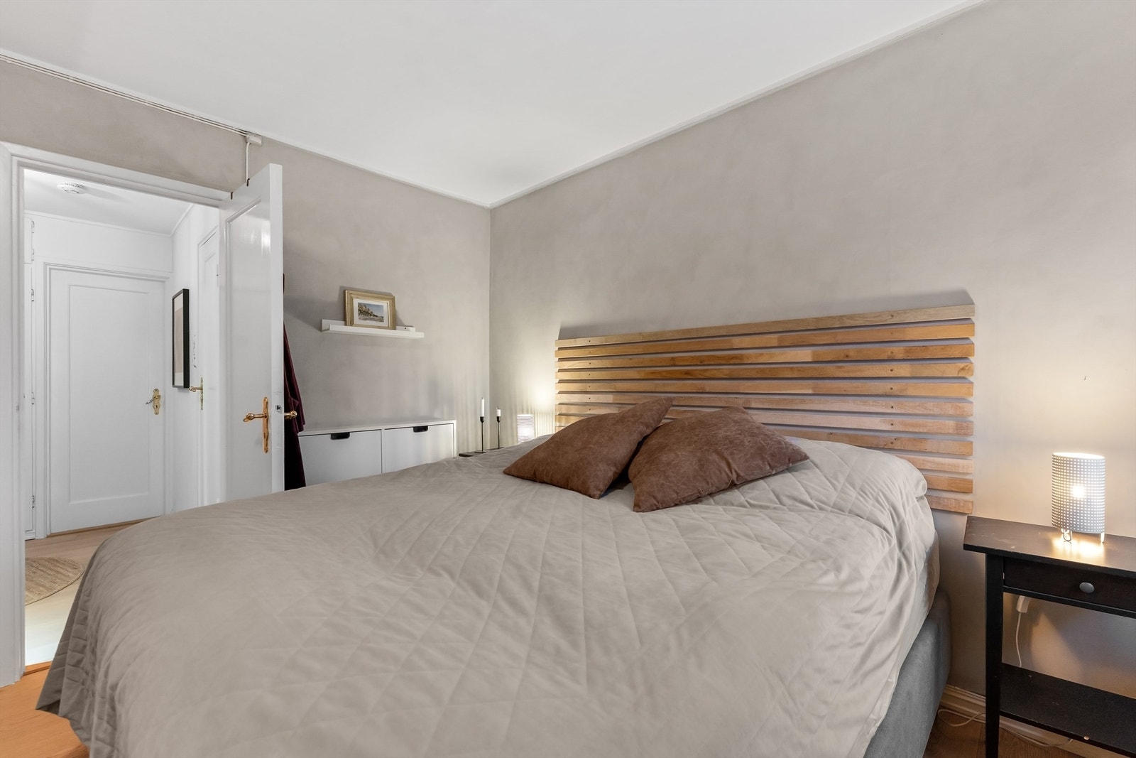 Utsikt fra soveromsvinduet mot rolige, grønne omgivelser. Galleribilde