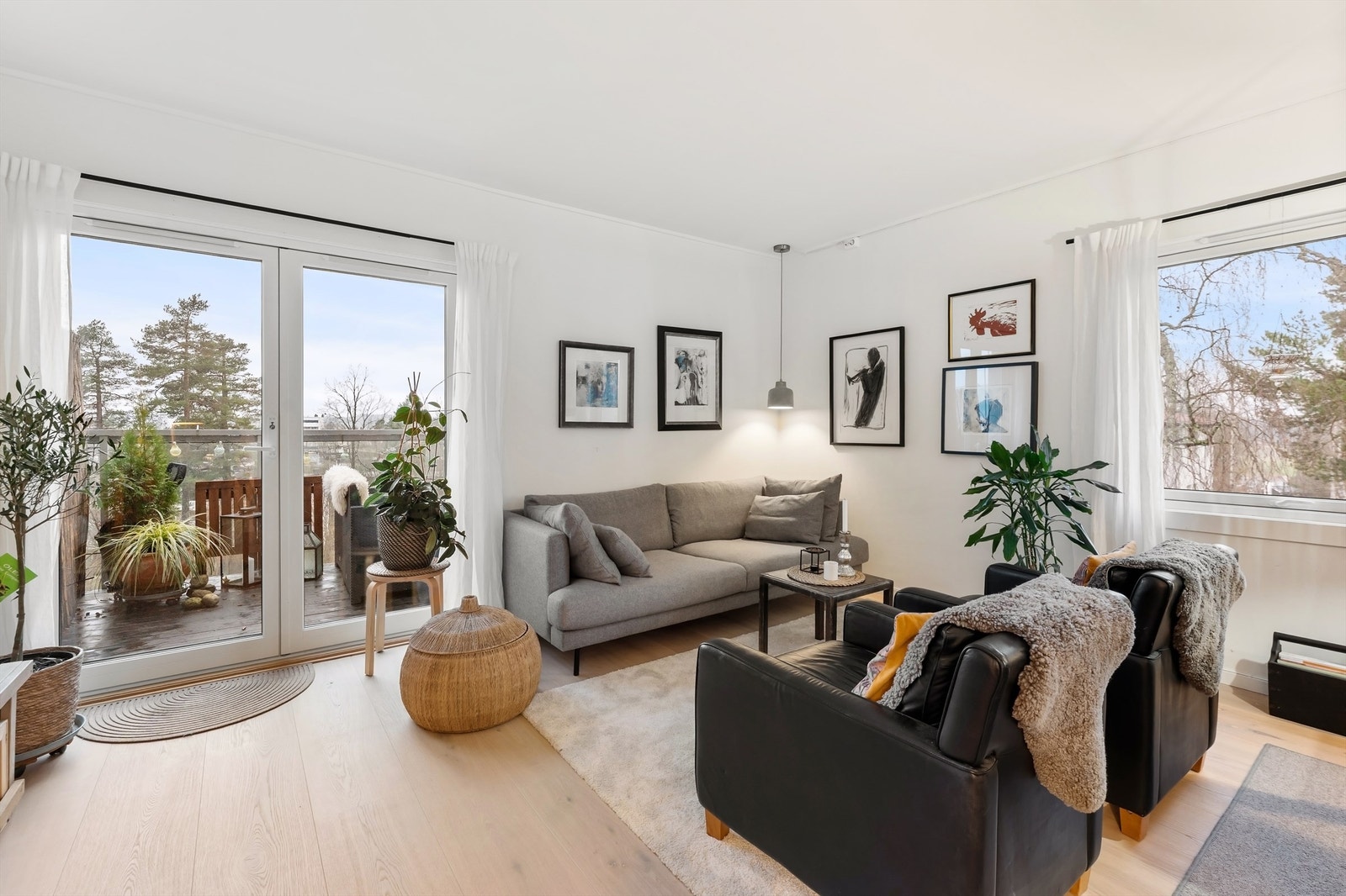 Leiligheten er nylig oppgradert med nye gulv og fremstår pen og velholdt. Galleribilde