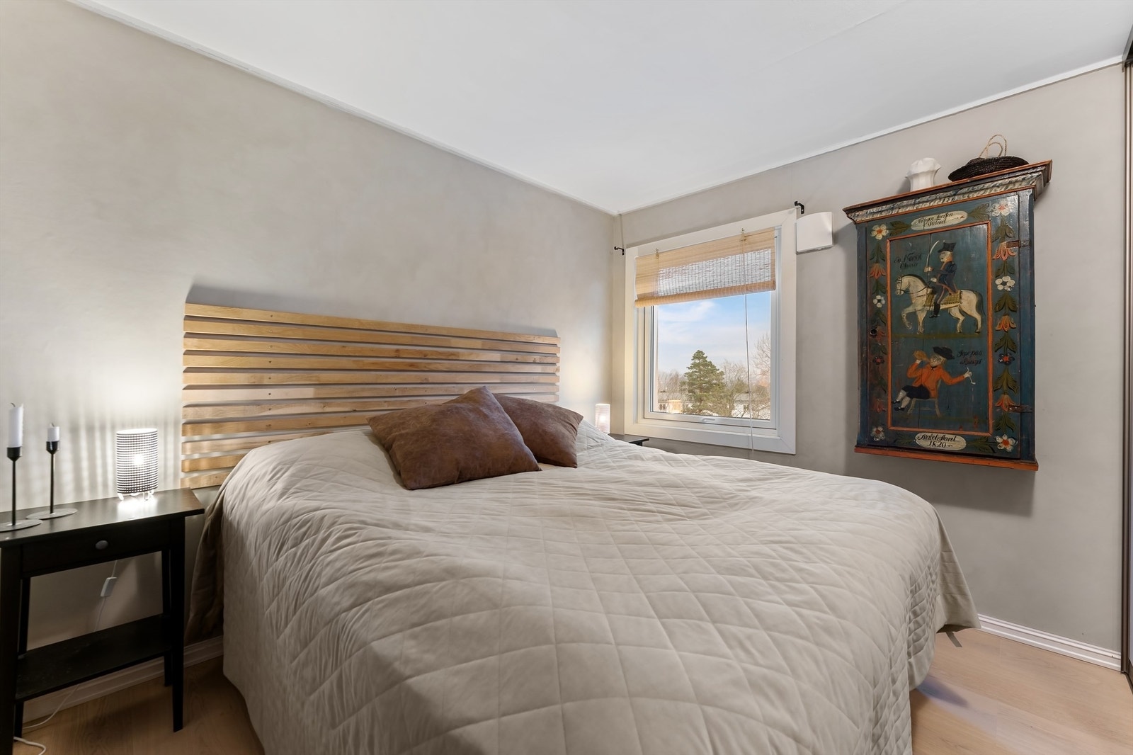 Leiligheten har tre soverom. Hovedsoverommet er romslig og lyst. Galleribilde