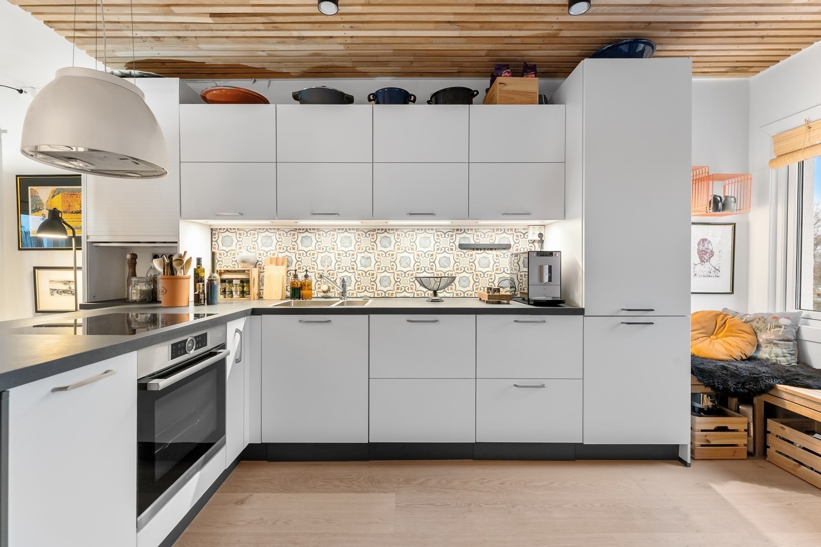 Benkeplater i laminat og nedfelt oppvaskkum med ett-greps armatur. Galleribilde