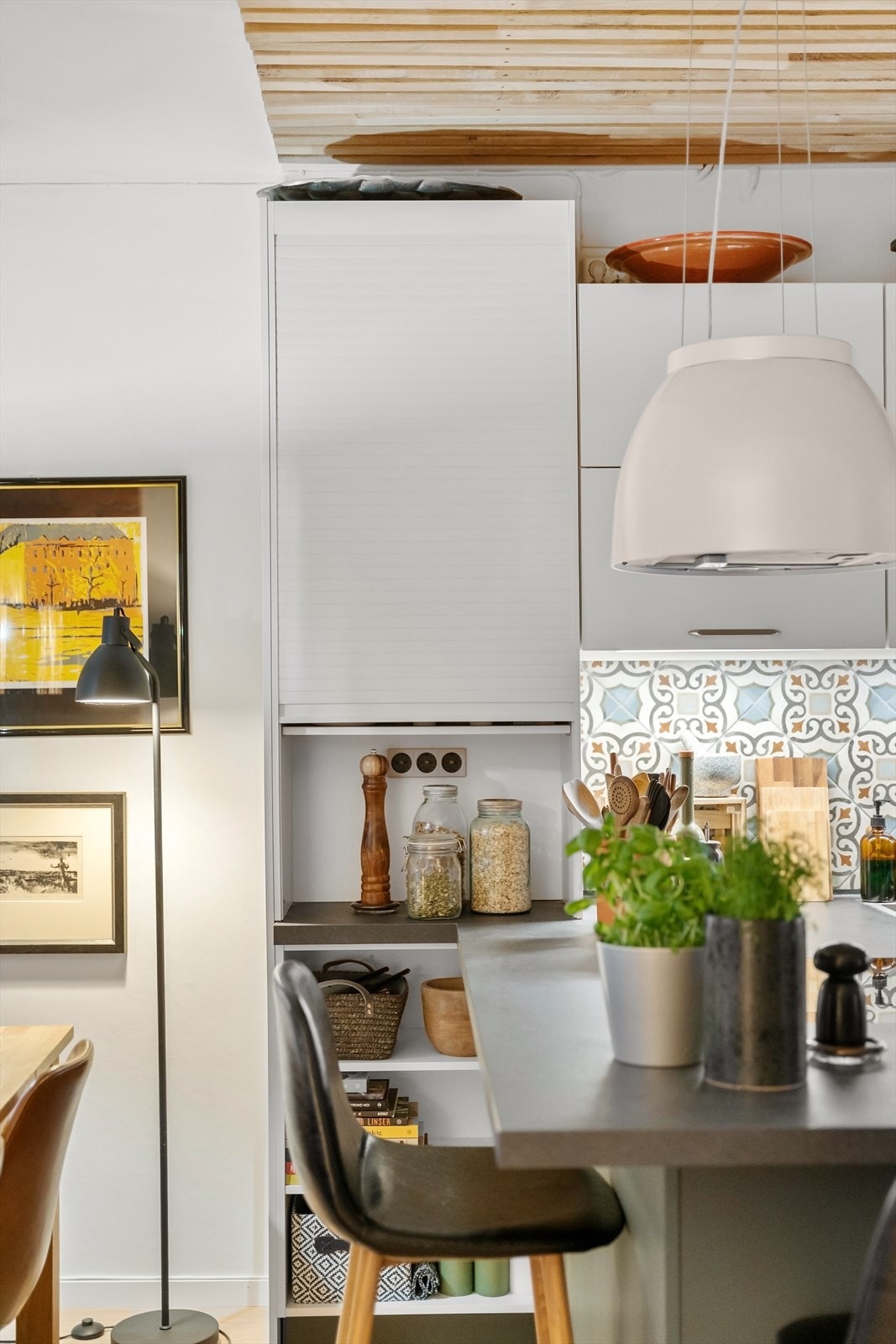 Smarte løsninger som integrerte hyller og skap gir god utnyttelse av plassen. Galleribilde