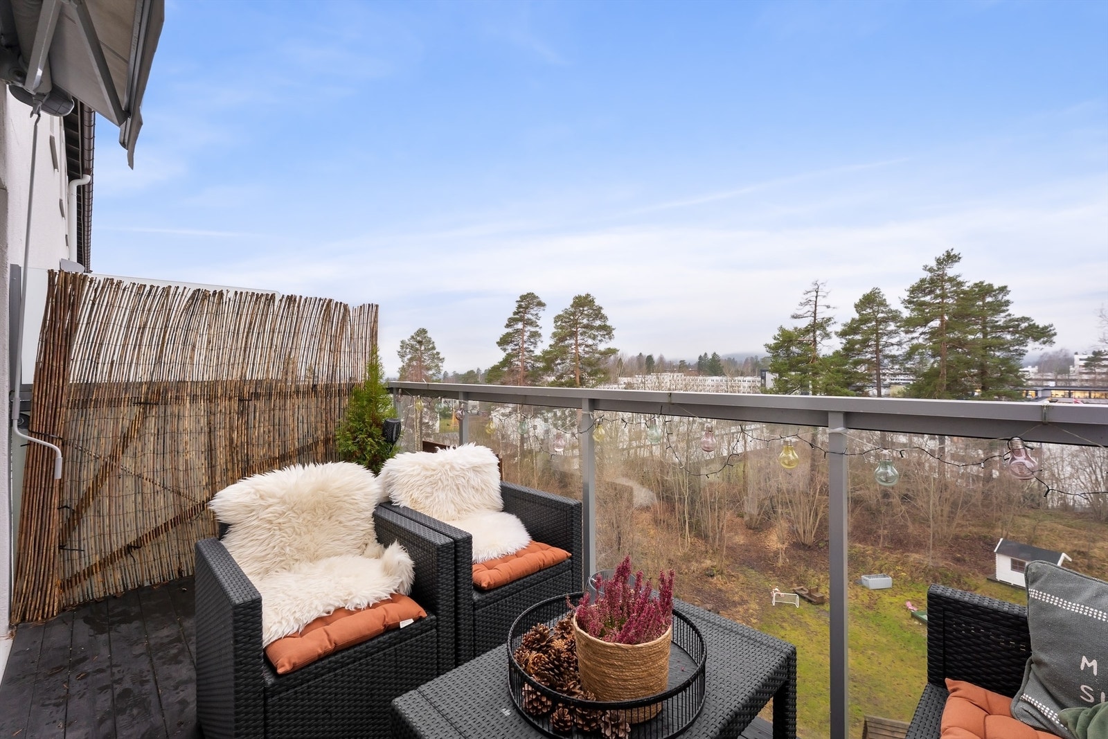 Utsikten strekker seg over de grønne fellesområdene. Galleribilde