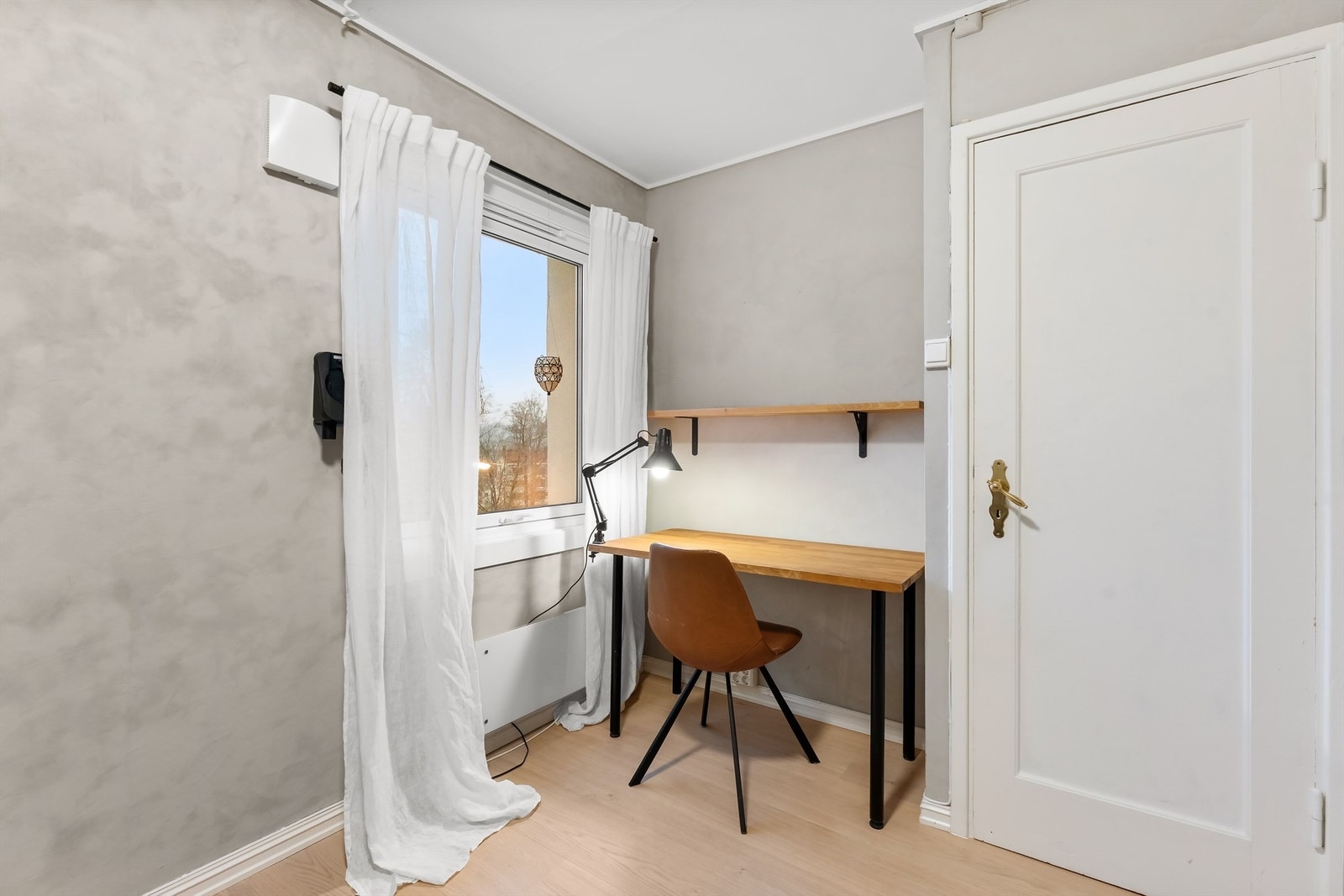 Også her er det plass til en liten arbeidsplass ved vinduet. Galleribilde