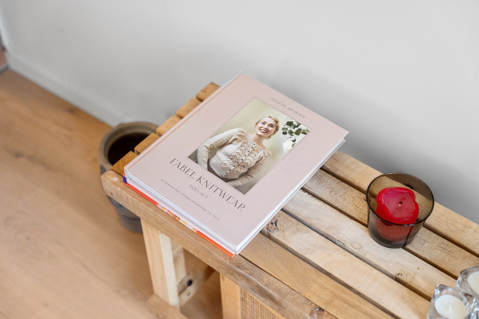 Gjennomtenkte detaljer og materialvalg preger leiligheten. Galleribilde