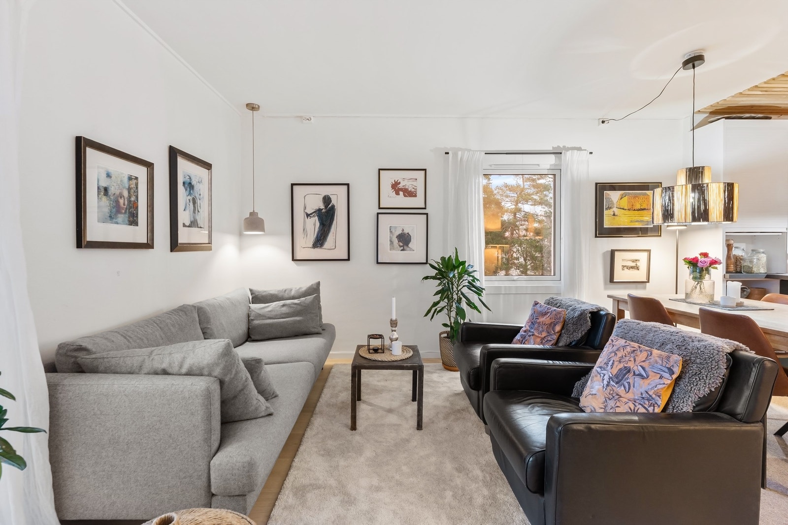 Den åpne løsningen mellom stue og kjøkken gir en sosial og inkluderende romfølelse. Galleribilde