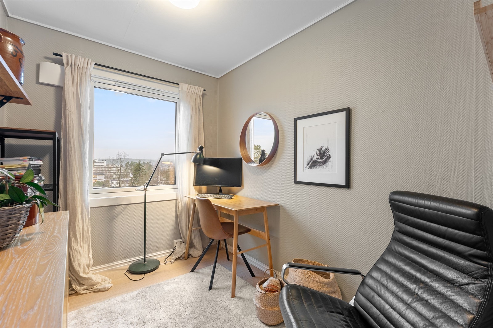 Vegger med malt tapet i et diskret fiskebeinsmønster. Galleribilde