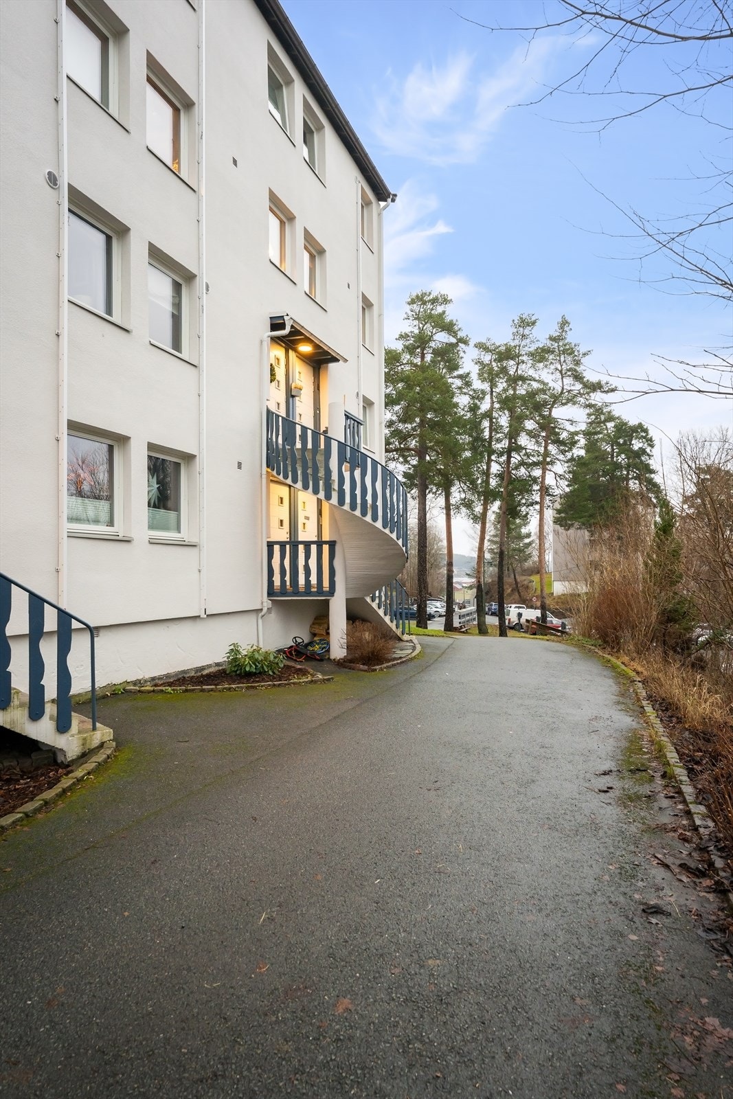 Leiligheten ligger i et velholdt bygg i et etablert og rolig nabolag. Galleribilde